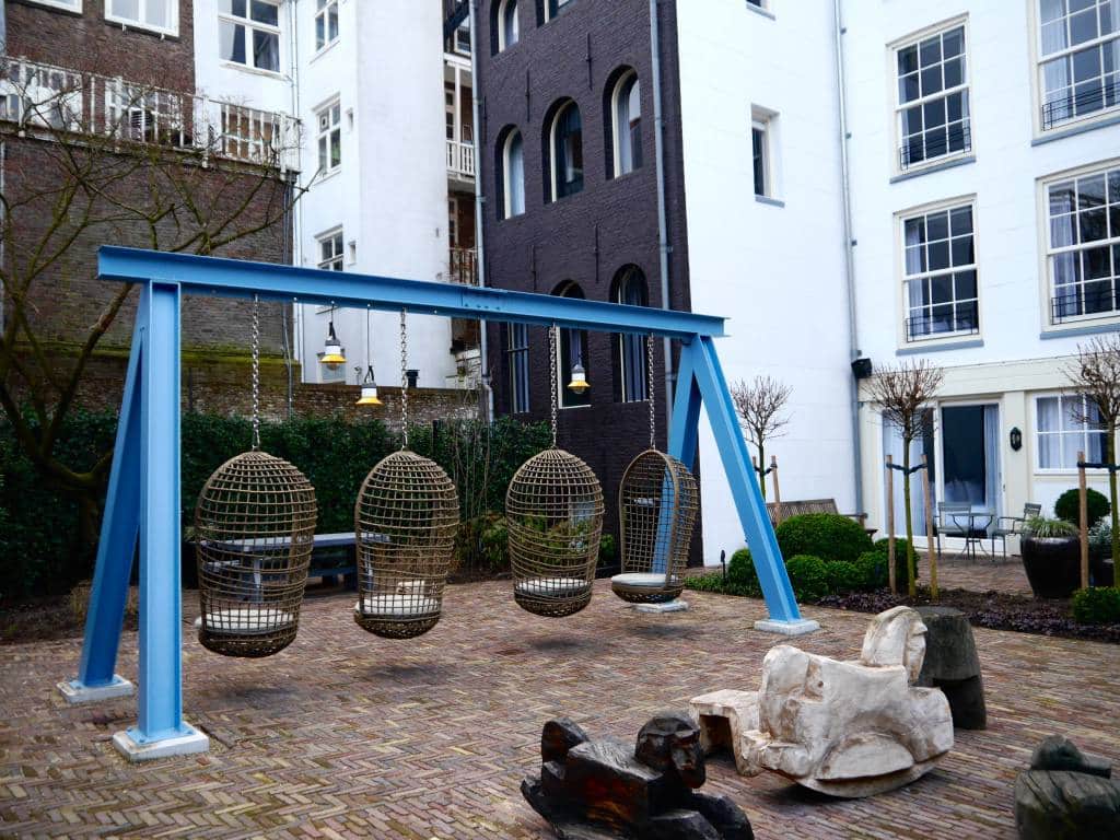 pulitzer-amsterdam-review-swings-courtyard