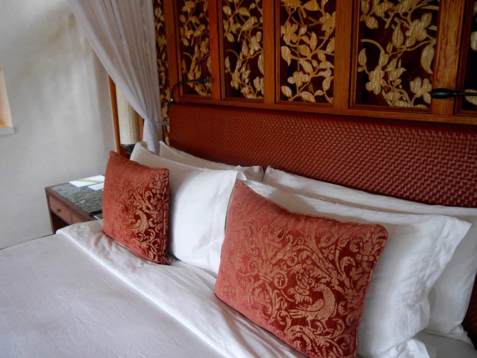 four-seasons-sayan-bali-villa-bed-pillows