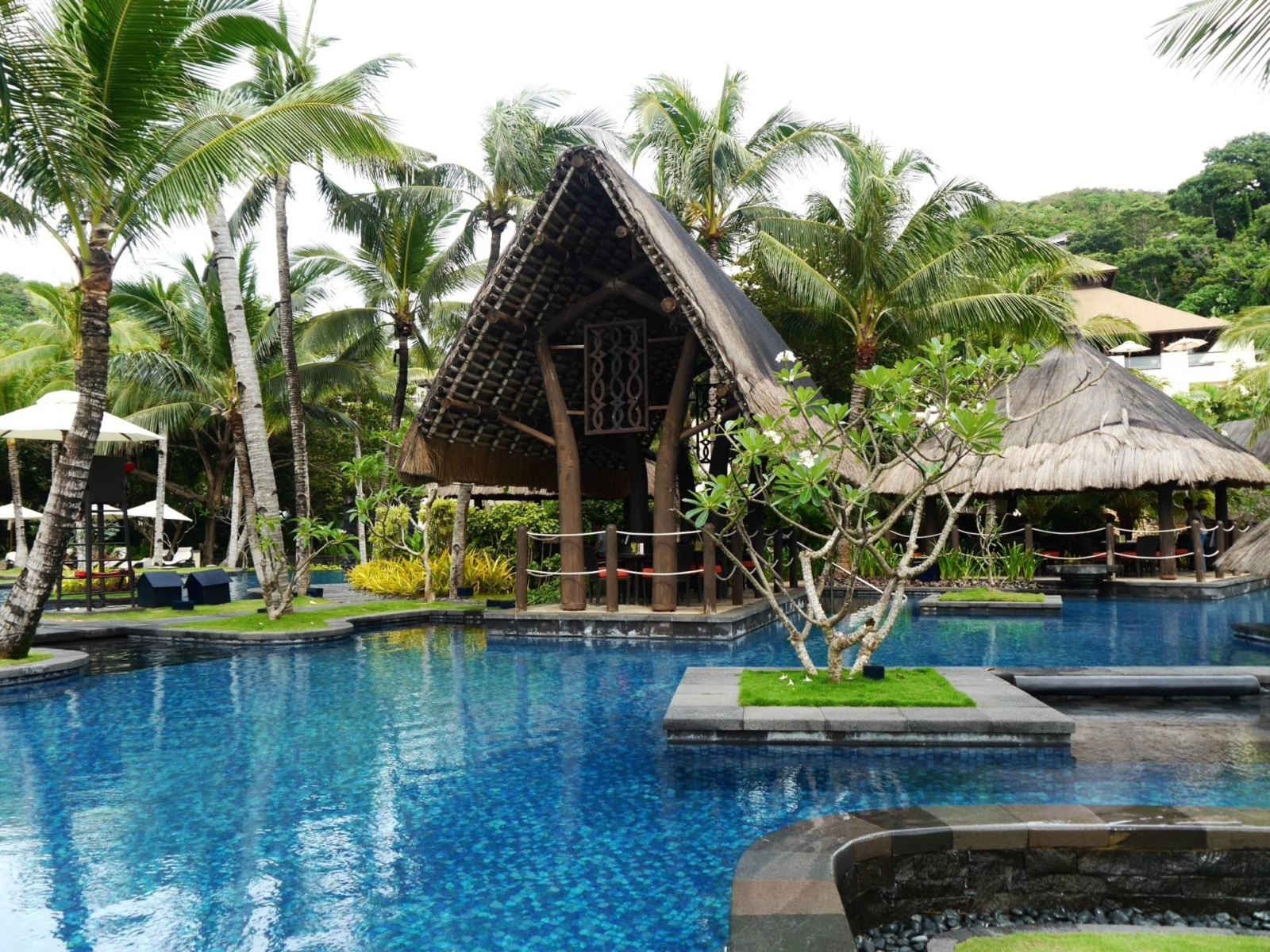 shangri-la-boracay-resort-spa-pool