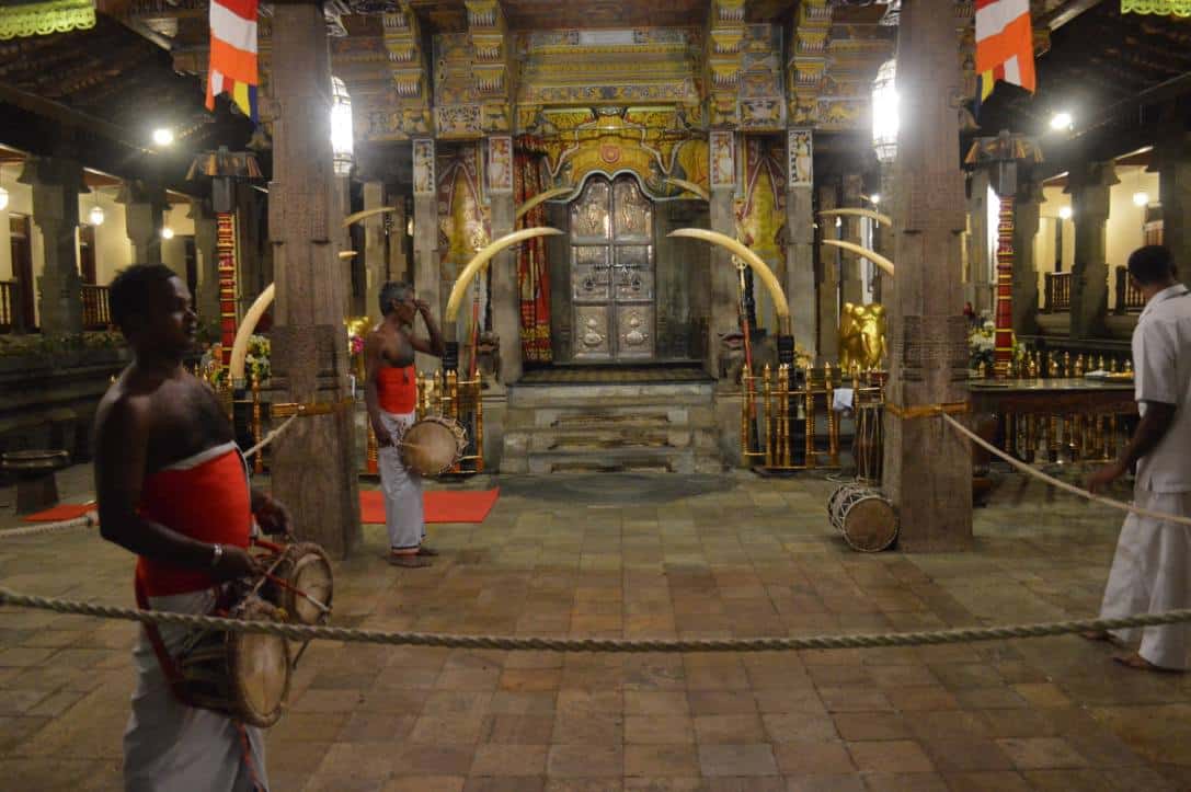 temple-of-sacred-tooth-kandy1