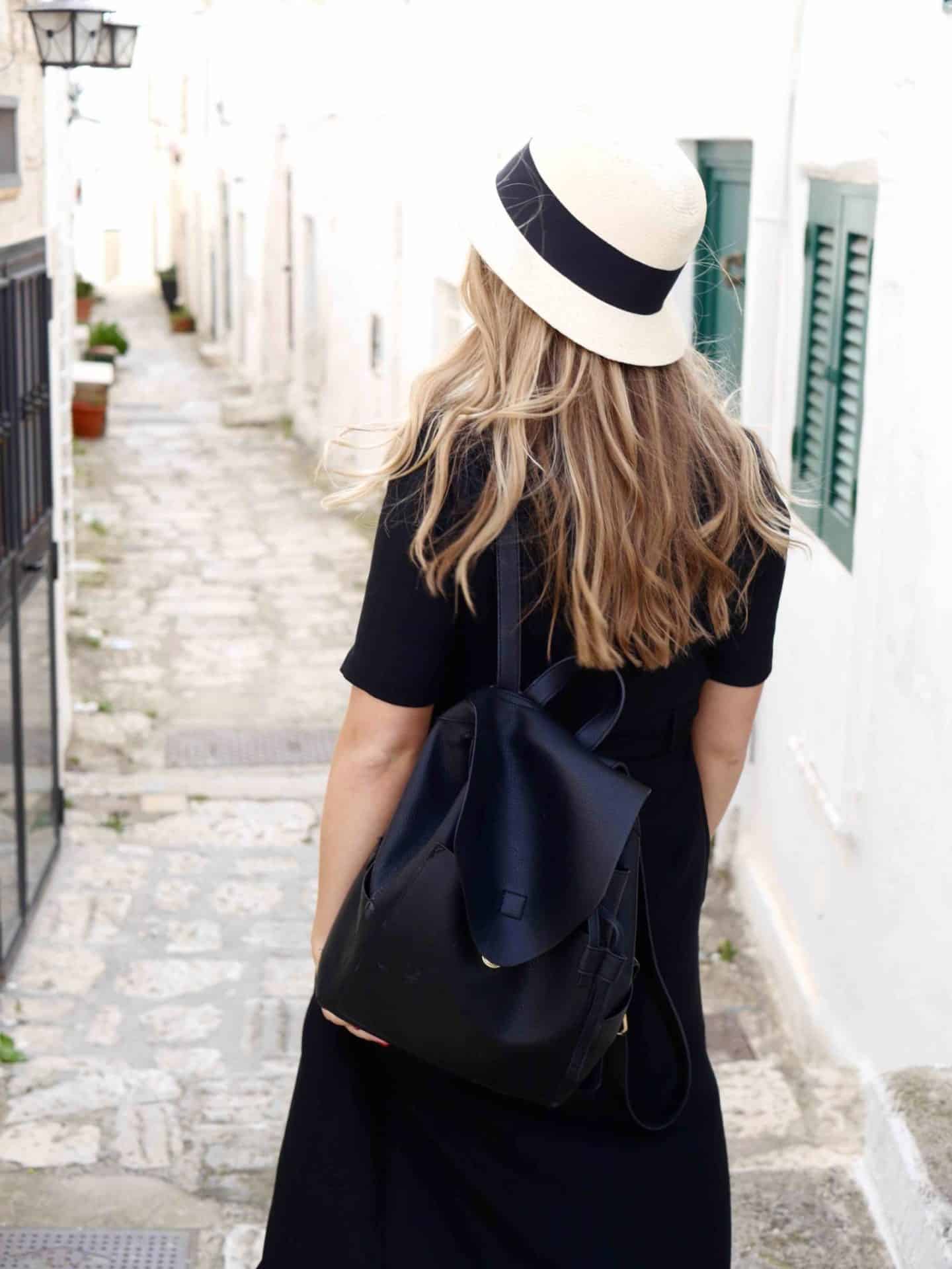 the-travelista-jess-gibson-travel-blogger-puglia-fedora-backpack