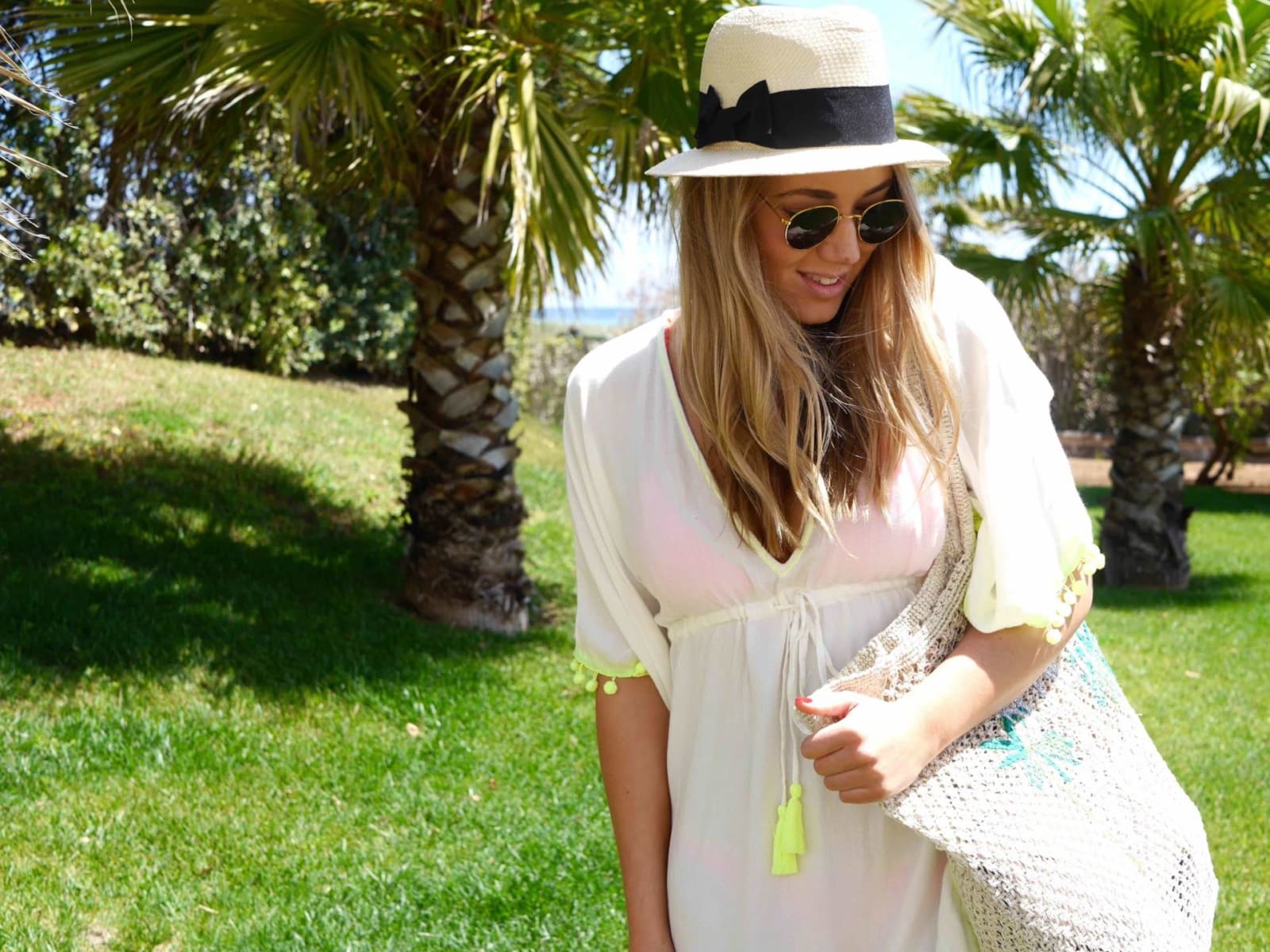 the-travelista-jess-gibson-travel-blogger-puglia-kaftan-fedora-beach-bag