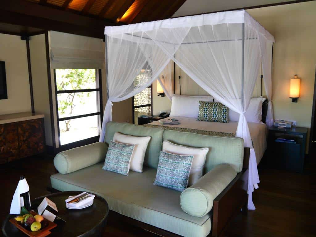 four-seasons-kuda-huraa-maldives-bed